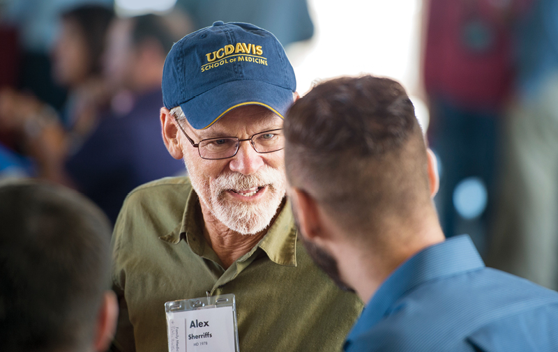 Alex Sherriffs (M.D., ’78) chats with current School of Medicine students at a Friday “speed mentoring” lunch.