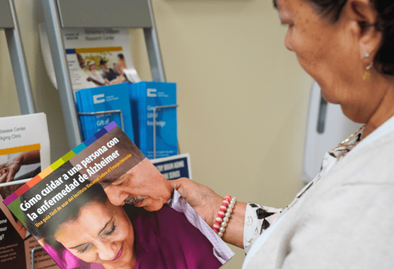 Participant looking at spanish resources for caring for someone with Alzheimer's