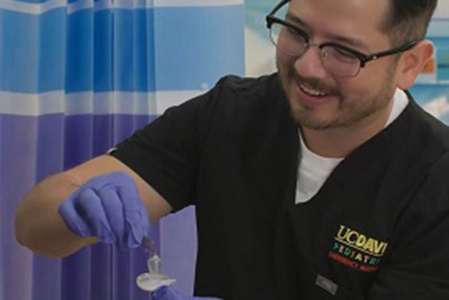 Person opens sucrose packet.