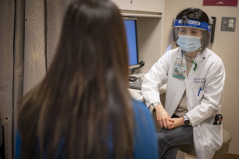 Transplant nephrologist talking with a patient