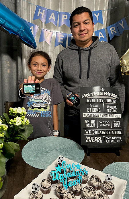 Erik y Elena celebrando el primer aniversario de la fecha en que Elena fue diagnosticada con diabetes