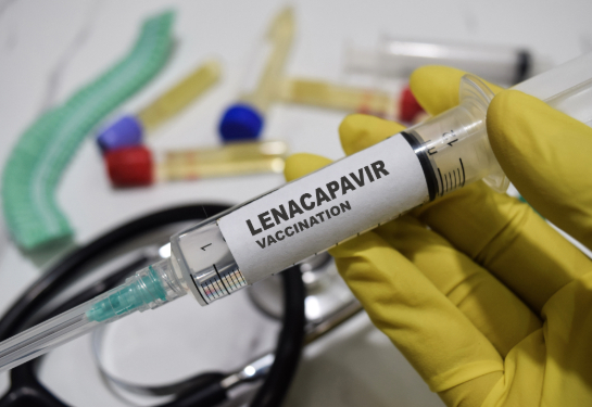 Lenacapavir vaccination drug syringe in yellow gloved hand.
