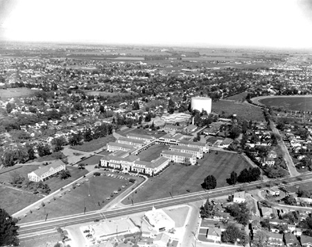 Black and white aerial photo of the Sacramento County Hospital in 1947.