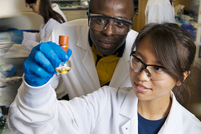 Two scientists in a lab.