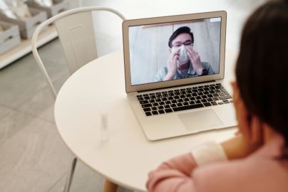 doctor talking to a covid patient through the internet