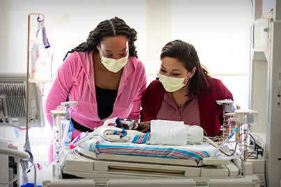 UC Davis neonatologist with mom and baby in NICU