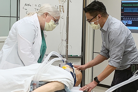 Students learning to resuscitation.