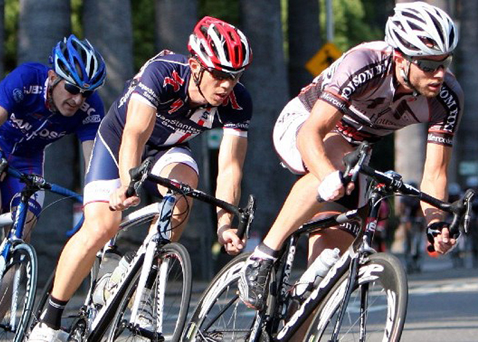 A skier looking out from the top of a mountain.