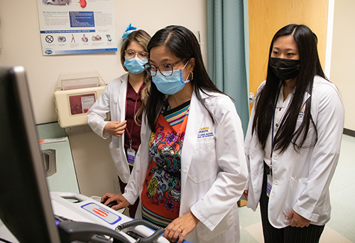 Clinician educator Chis de Belen-Wilson mentors family nurse practitioner students at the Sacramento County Health Clinic.