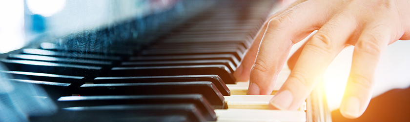 hands playing the piano